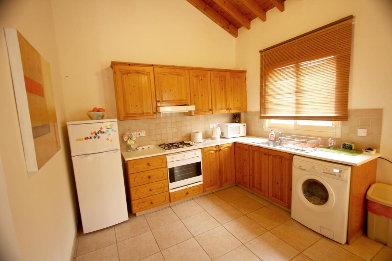 Swimmers' Paradise Pissouri Exterior photo
